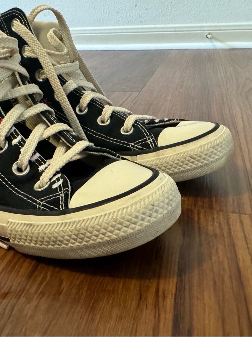 Converse Black High-Top Sneakers with flower Embroidery - Picture 5 of 7